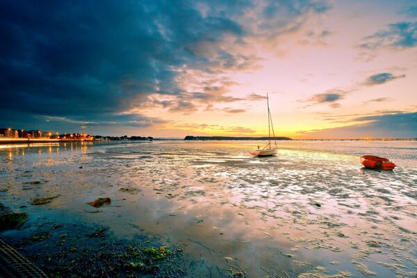Mar y arena al atardecer