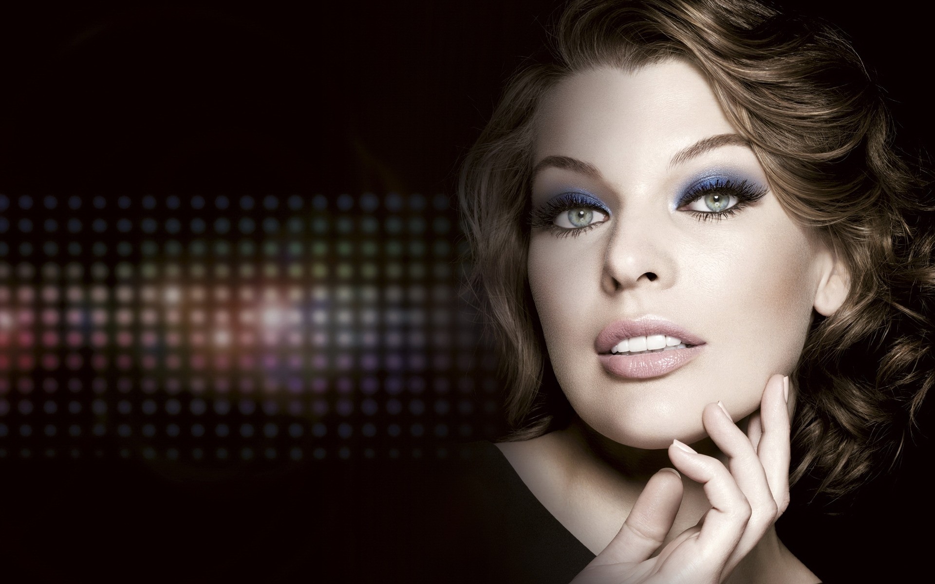 moda glamour mujer elegante estilo sexy de lujo ojo milla jovovich resident evil actriz celebridad bebé