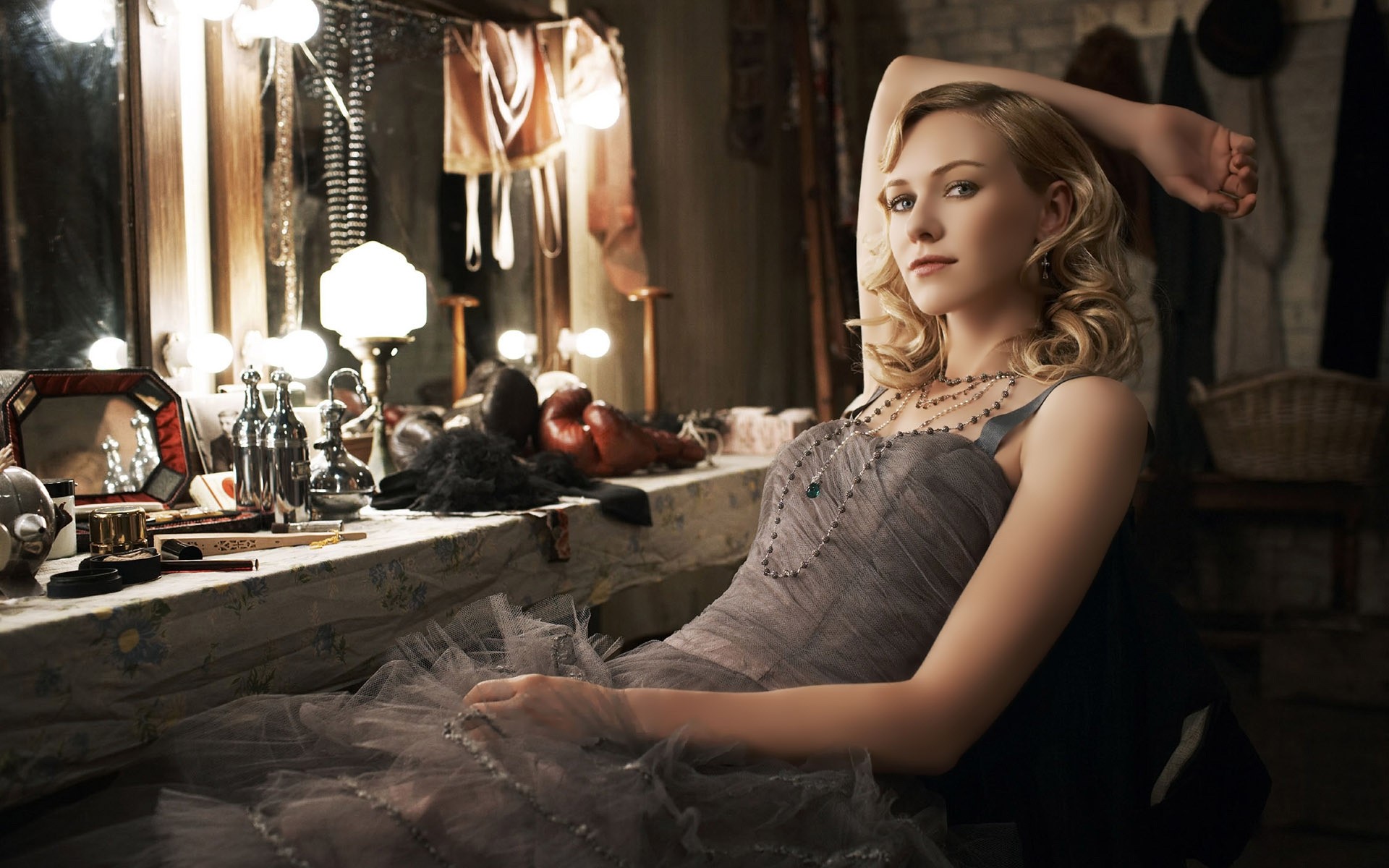 mujer moda adulto glamour retrato solo interior modelo habitación vestido