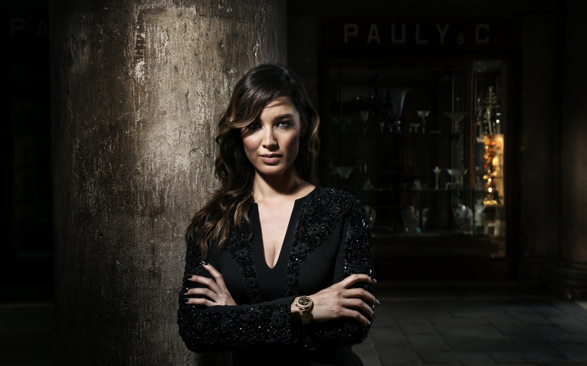 mujer retrato moda solo desgaste adulto modelo interior oscuro chica actriz berenice marlohe celebridad celebridad