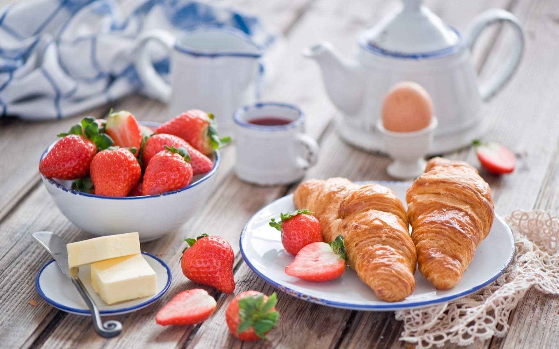 desayuno comida delicioso fresa dulce fruta mermelada pastelería croissant amanecer refresco plato azúcar mesa pan delicioso taza mantequilla