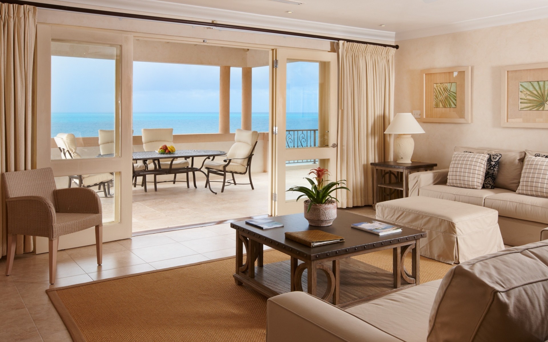 muebles habitación interior ventana mesa diseño de interiores hogar silla asiento moderno piso alfombra lámpara lujo casa apartamento sofá dormitorio cama almohada ático