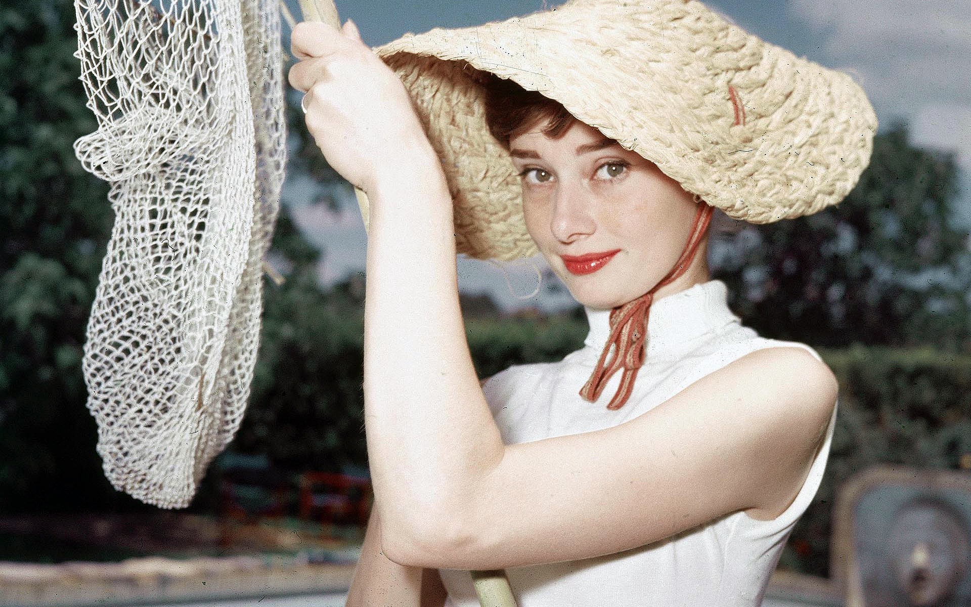 cubierta moda mujer verano al aire libre retrato chica solo hermosa desgaste adulto joven naturaleza lindo modelo bonita vacaciones audrey hepburn celebridad celebridad celebridad