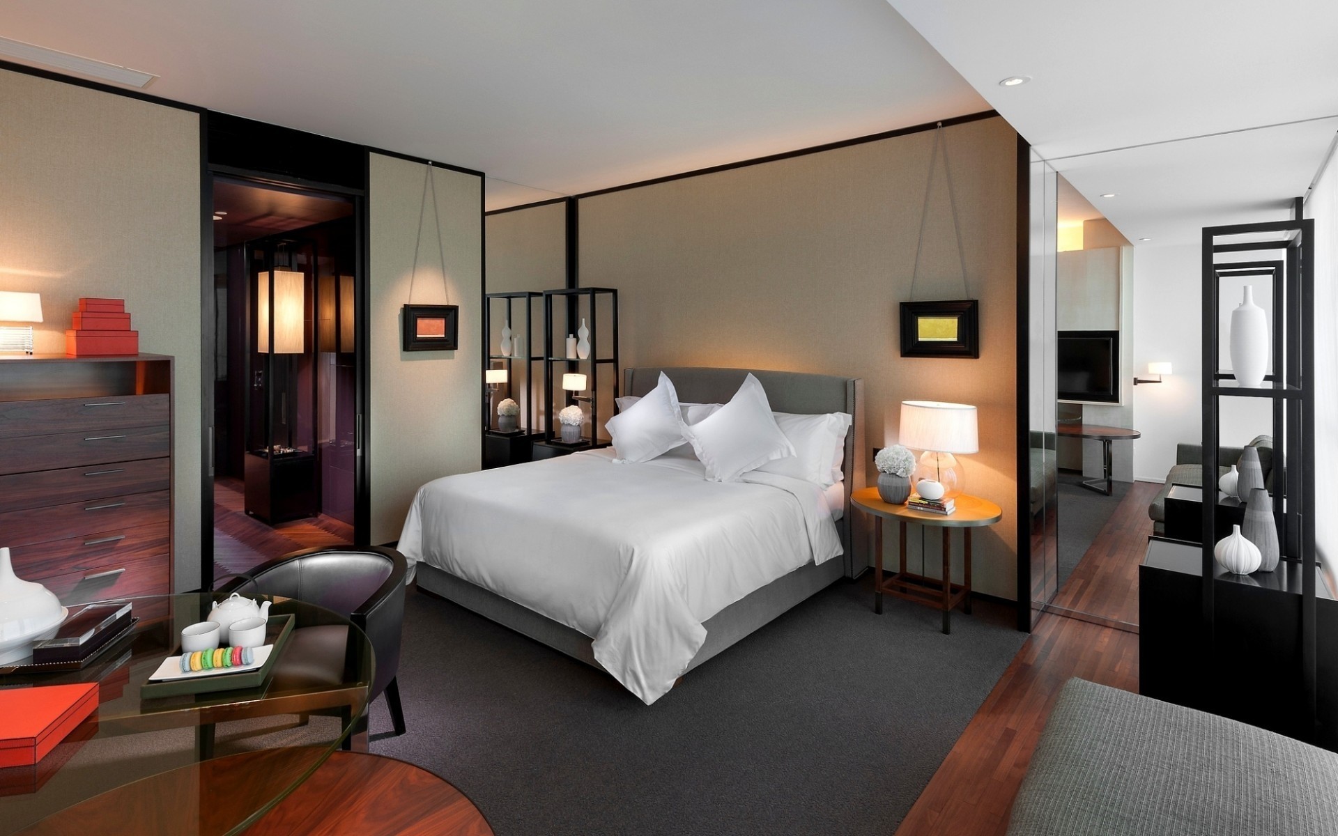 muebles habitación dormitorio cama hogar interior diseño de interiores lámpara mesa silla ventana espejo alfombra piso casa moderno lugar apartamento hotel lujo sofá diseño de dormitorio