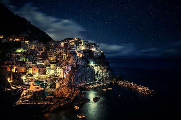 Vistas de la ciudad nocturna en Italia