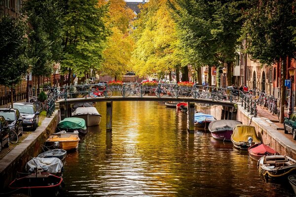Canal de agua en medio de la ciudad