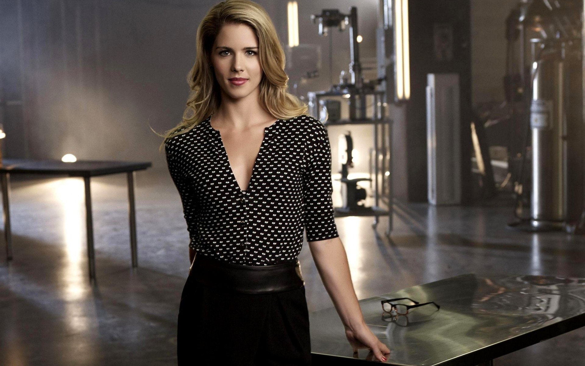 adulto mujer retrato interior moda solo negocio modelo desgaste habitación moda rubia nena emily bette celebridad celebridad