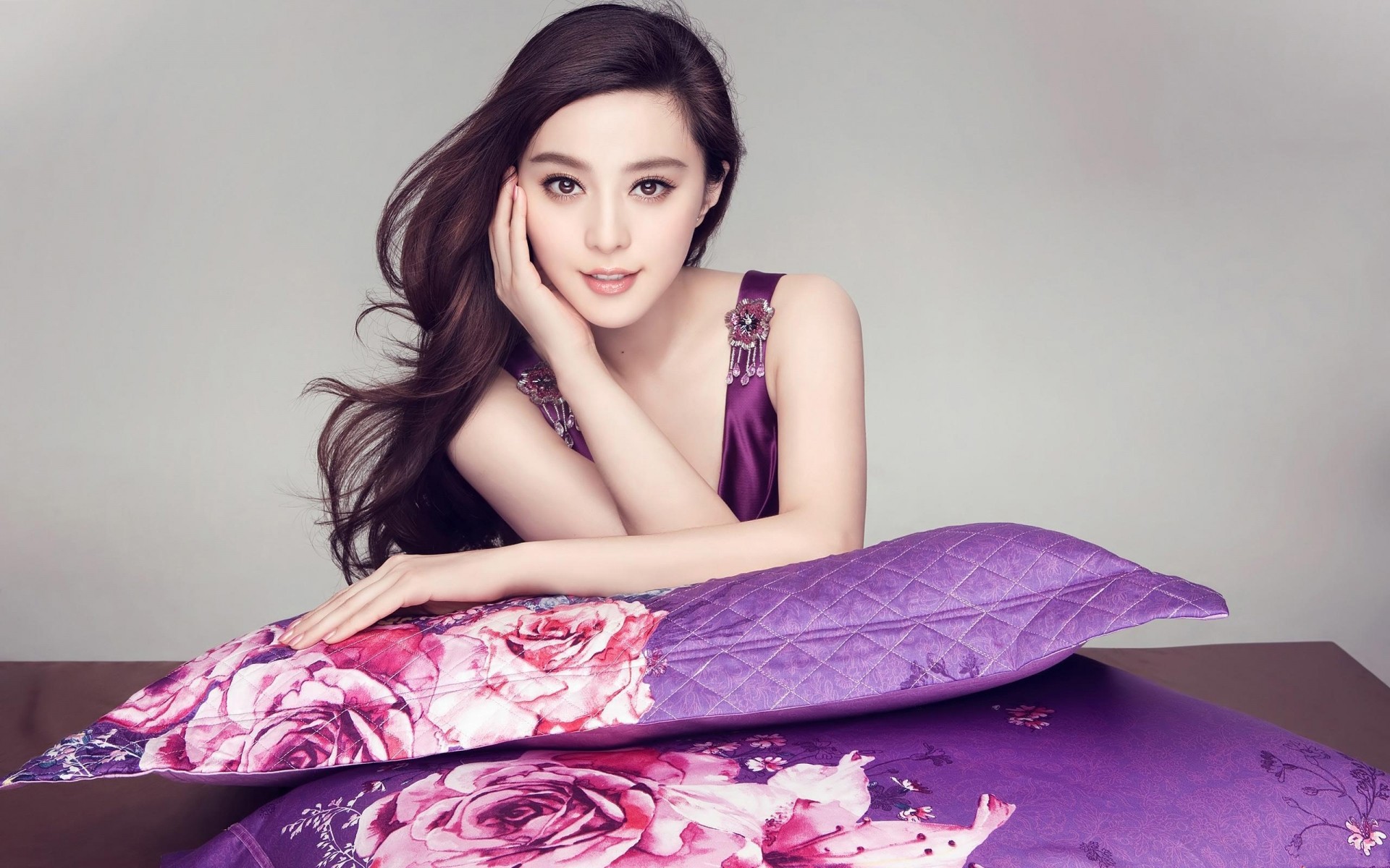 mujer moda chica cama hermosa relajación retrato interior dormitorio bonita chica sonriente joven actriz fan bingbing