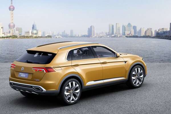 Coche nuevo en el fondo del río