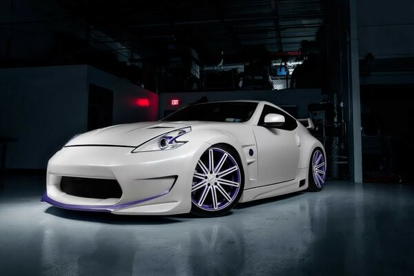 Coche blanco con ruedas moradas