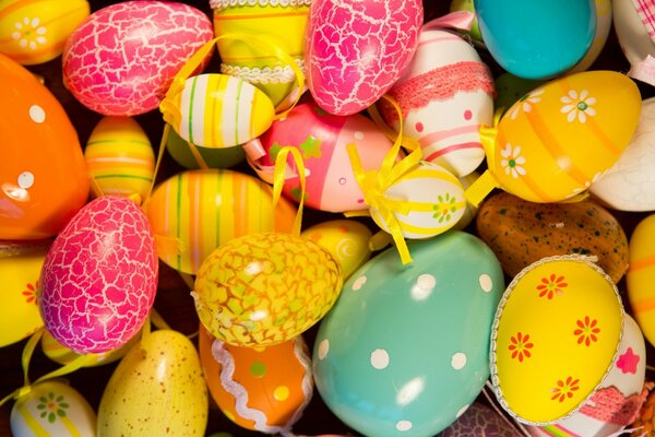 Decoraciones tradicionales de Pascua. Huevos de colores