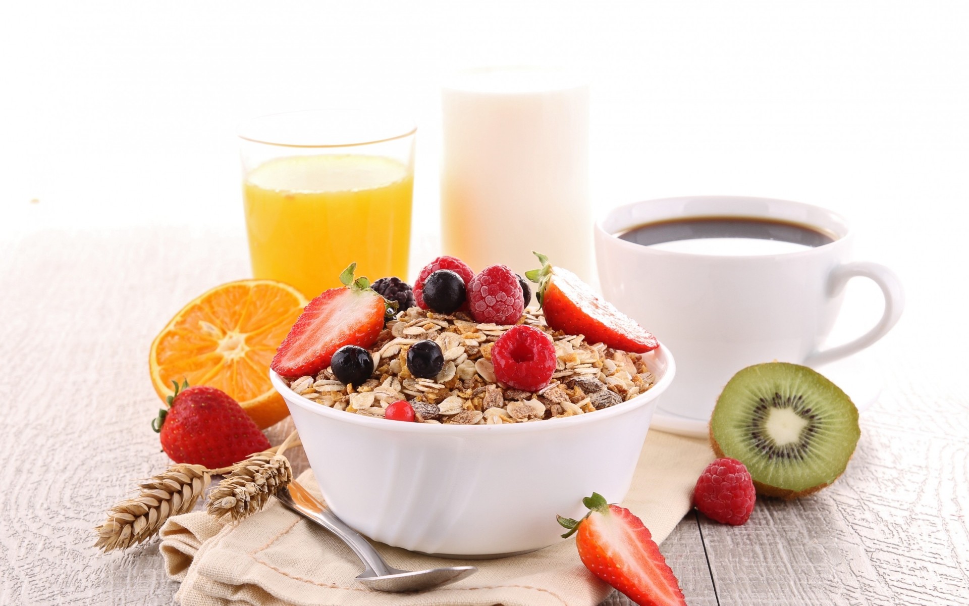 fruta desayuno saludable comida muesli tazón de fuente baya fresa leche salud dulce muesli nutrición vidrio amanecer oat manzana maíz dieta alimentos saludables cereales jugo