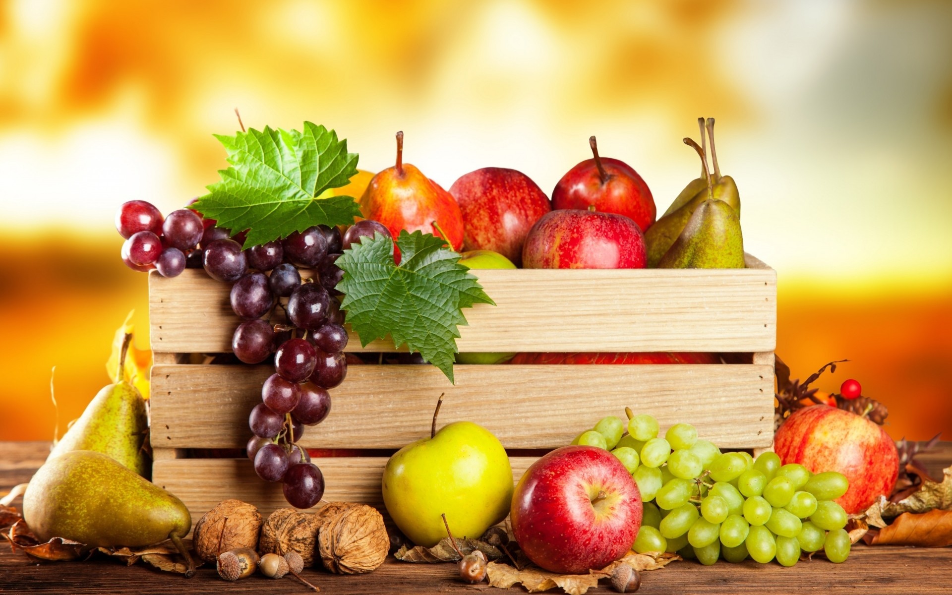 fruta comida uvas manzana saludable jugosa salud baya hoja madera otoño pasto comida delicioso naturaleza muerta fruta manzanas uvas peras