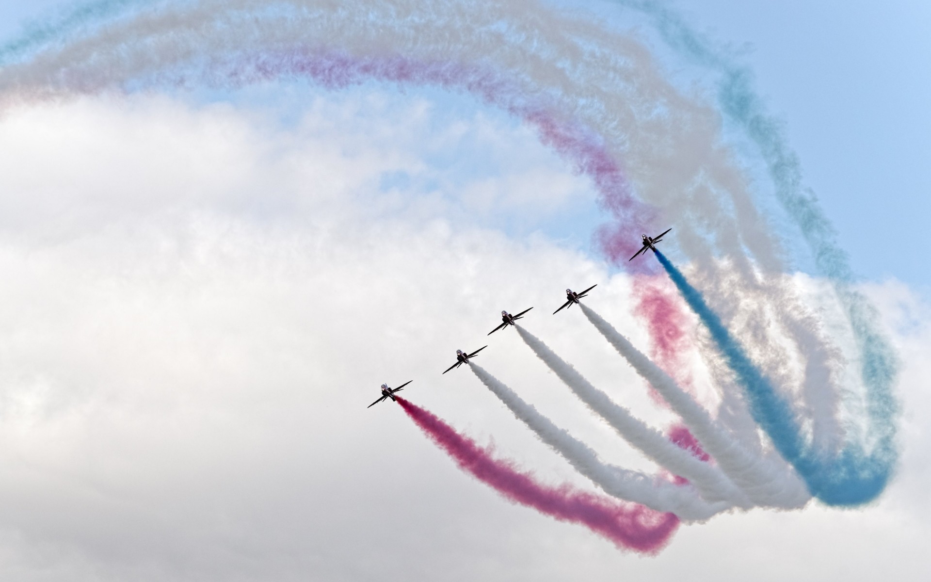 avión avión cielo aire vuelo avión volar al aire libre militar humo luz del día formación geológica clima aviones