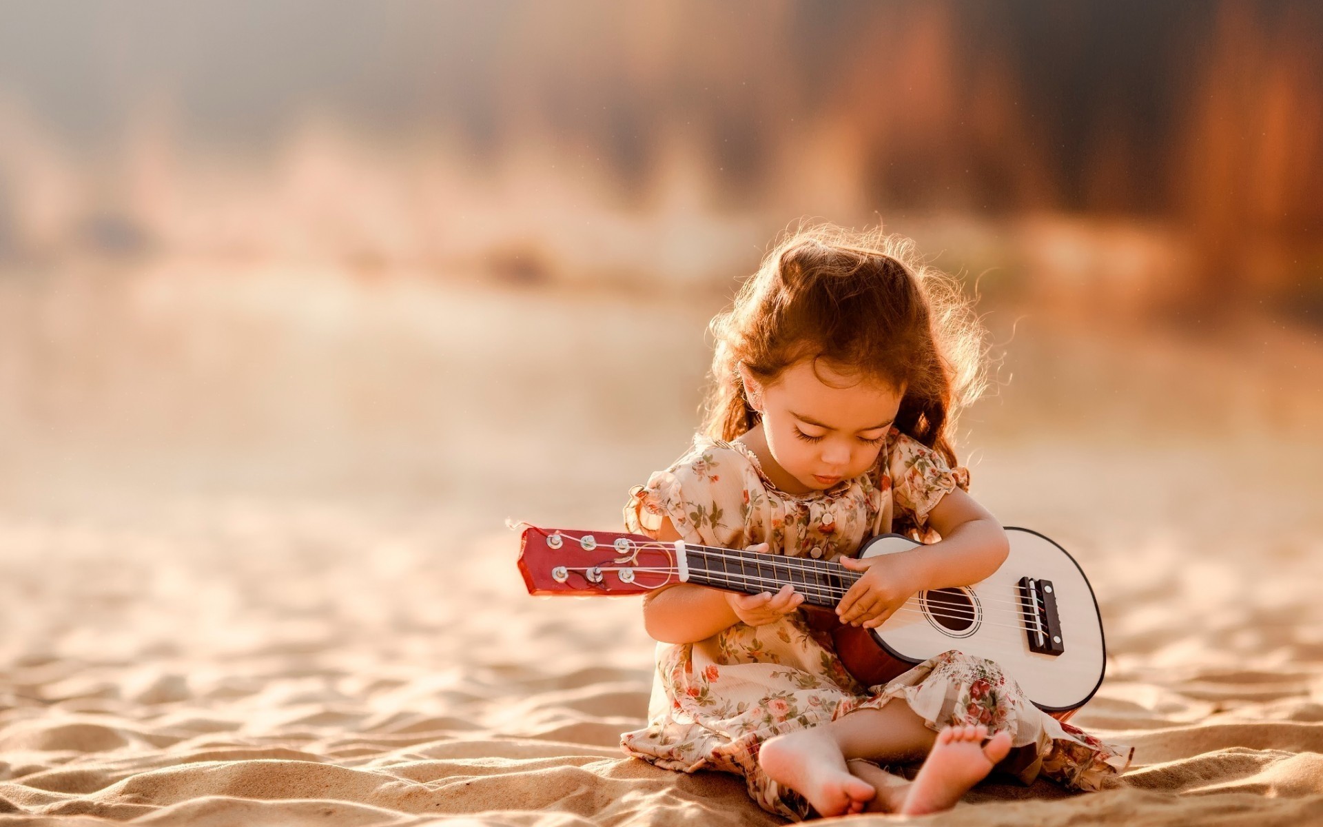 bebé naturaleza al aire libre ocio diversión verano buen tiempo arena otoño poco playa puesta de sol lindo ocio sentarse niña guitarra
