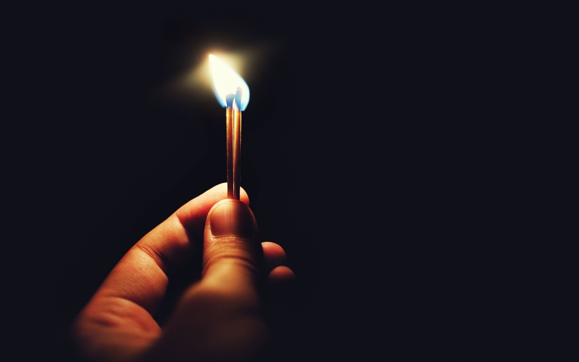 llama oscuro humo quemado luz mano vela cera quemar escritorio partidos fuego