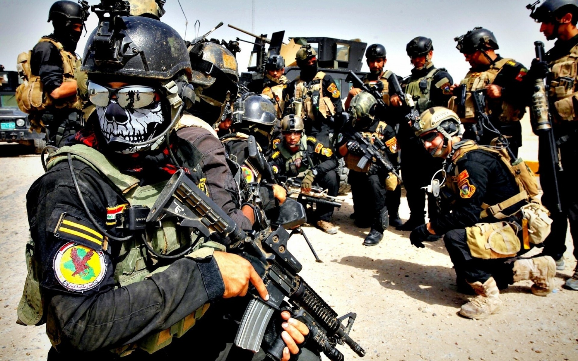 policía rally militar casco muchos hombre competencia batalla grupo acción armas máscara coche bicicleta guerra desgaste irak soldados armas ejército
