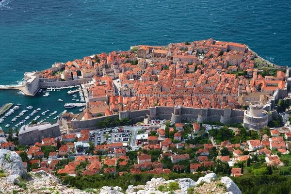 Construido con edificios con techos rojos en la orilla del mar