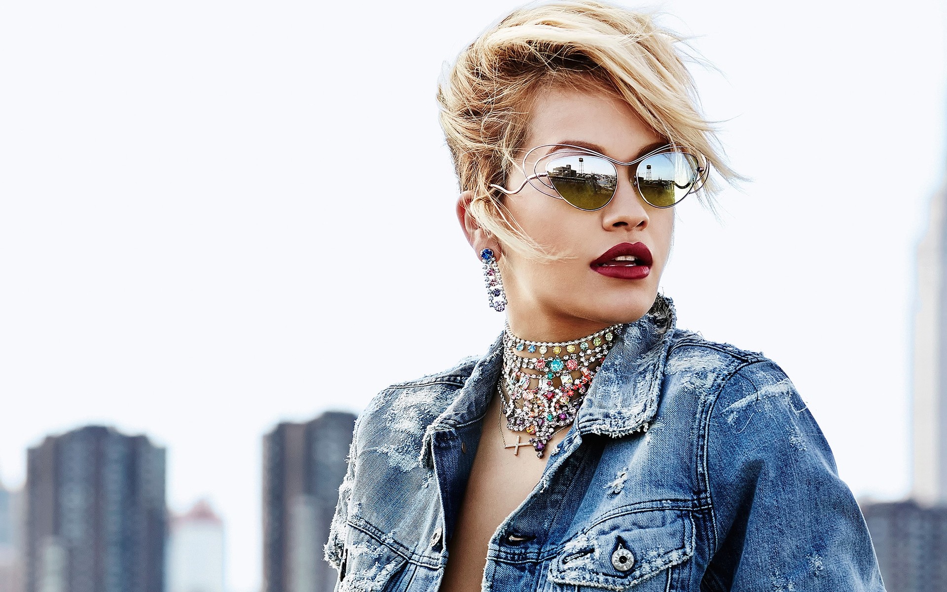 retrato mujer moda hermosa chica joven solo adulto modelo bonita cara gafas de sol rita ora cantante