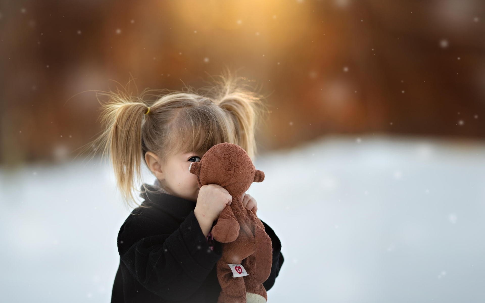 bebé niño niña amor retrato desenfoque invierno nieve solo placer niño expresión facial felicidad lindo poco mujer al aire libre inocencia niña juguete