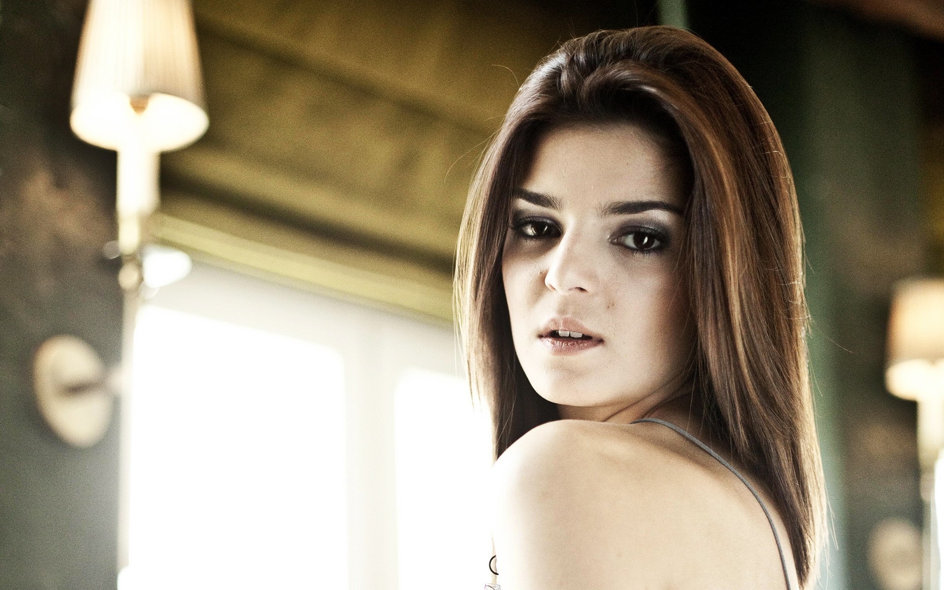 mujer chica retrato interior adulto moda claro lago