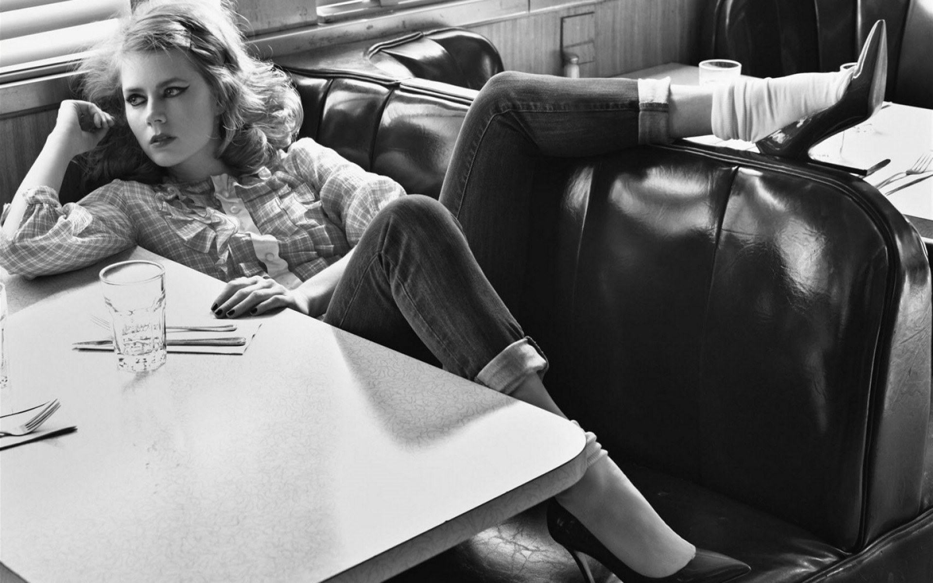 asiento adulto muebles mujer silla sentarse expresión facial solo retrato interior sentado habitación persona coche actriz celebridad actriz de hollywood hermosa hermosa