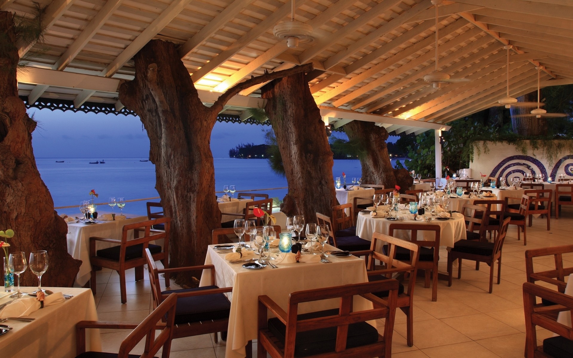 tabla silla restaurante muebles asiento hotel vajilla viajes café asiento vacaciones habitación patio café de lujo turismo luz del día barra centro turístico comida mar vista