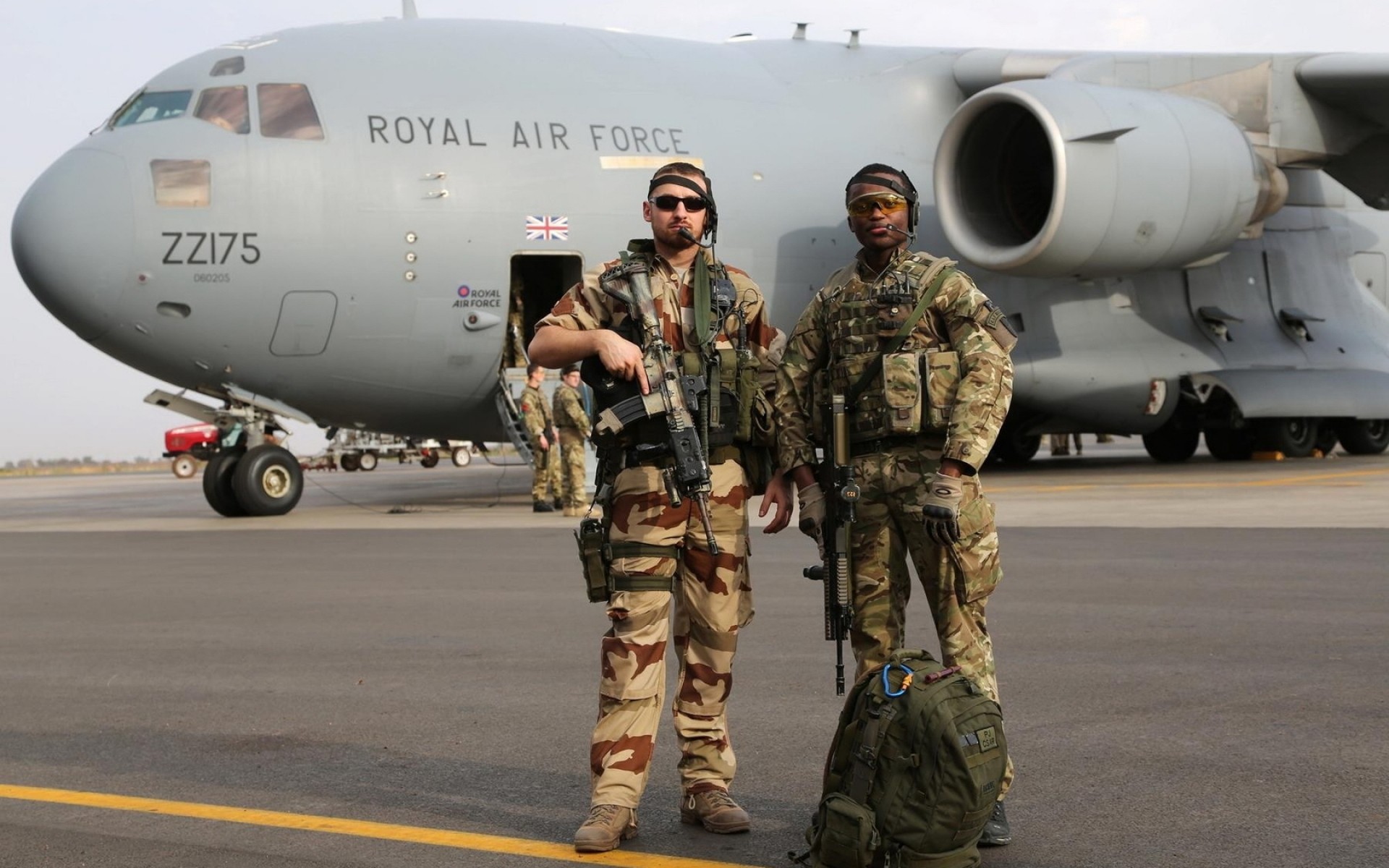 militar avión aeropuerto avión coche sistema de transporte fuerza aérea ejército guerra marina de guerra armas volar camuflaje dos aire batalla asfalto luchador