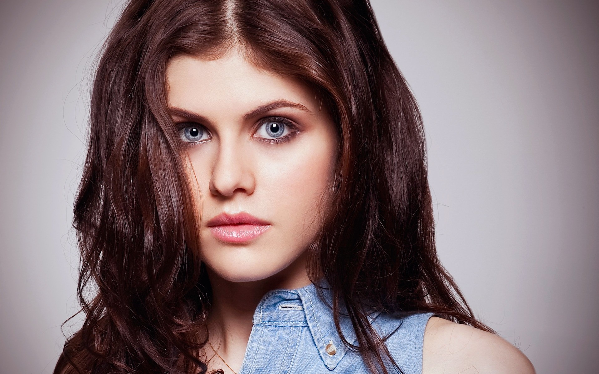 mujer moda glamour retrato sexy ojo bonito labios elegante chica cuero alexandra daddario