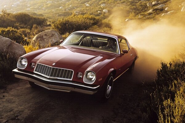 Coche chevrolet sube cuesta arriba