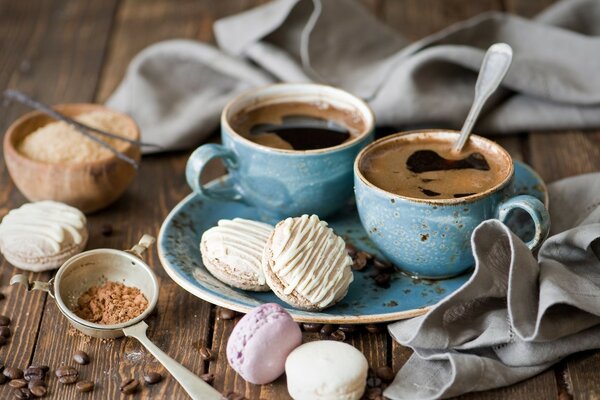 Dos tazas de café con malvaviscos pequeños