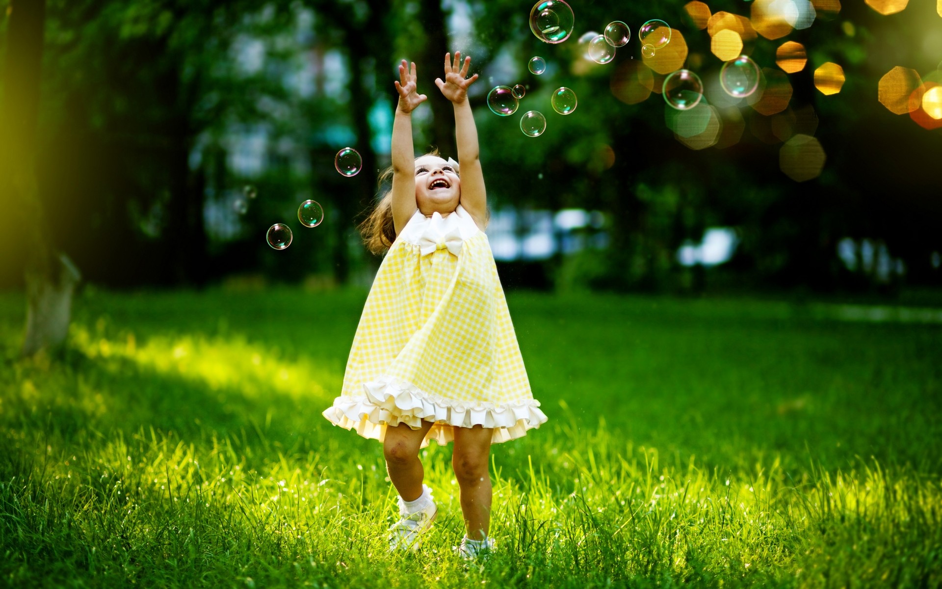 hierba verano naturaleza heno al aire libre mujer placer felicidad césped parque ocio vestido campo niña alegría niña burbujas