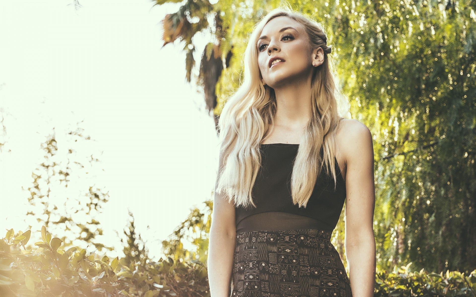 naturaleza mujer moda verano al aire libre chica retrato modelo solo hermoso sexy buen tiempo pelo vestido glamour emily kinney
