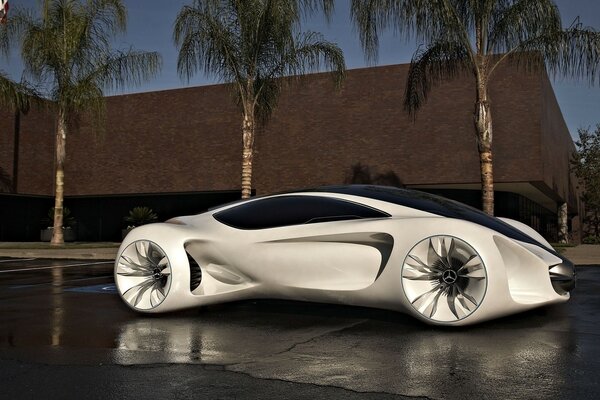 Coche deportivo Mercedes-benz cerca del edificio