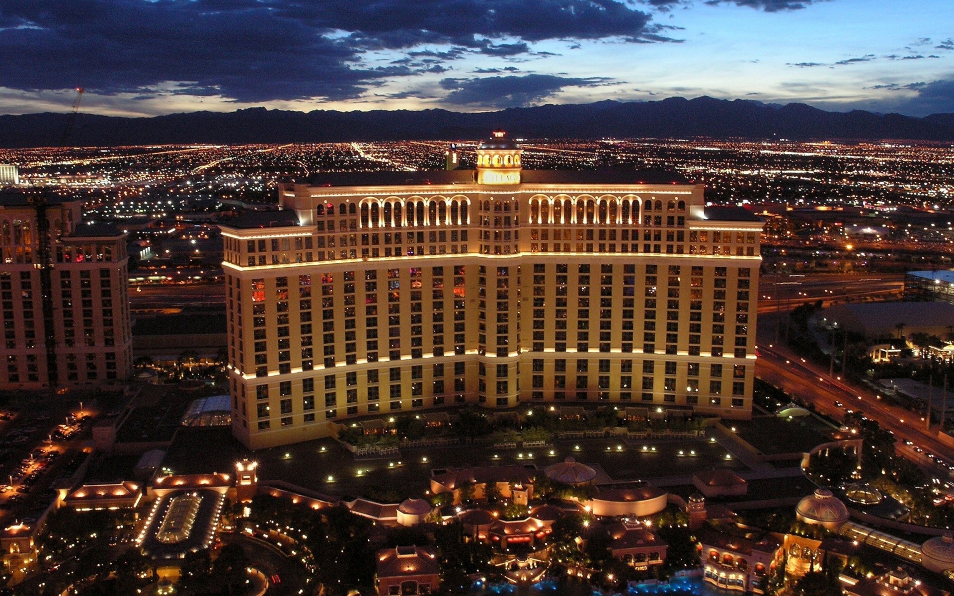 ciudad viajes arquitectura hogar noche skyline crepúsculo ciudad urbano hotel luz casino rascacielos al aire libre iluminado puesta de sol cielo lujo vegas dinero fuente