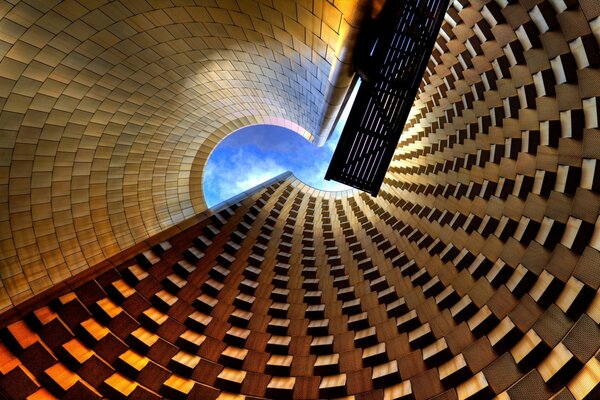 El cielo en la Claraboya de una casa de pozo futurista