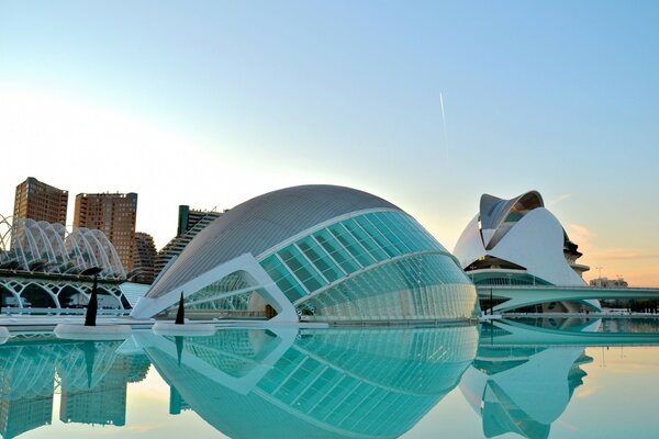 El cielo se refleja en el agua. Urban Moderno