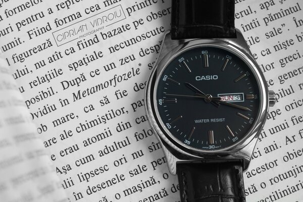 El reloj con esfera negra se encuentra en el libro