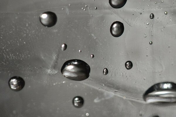 Gotas en el vidrio. Fotografía macro en blanco y negro
