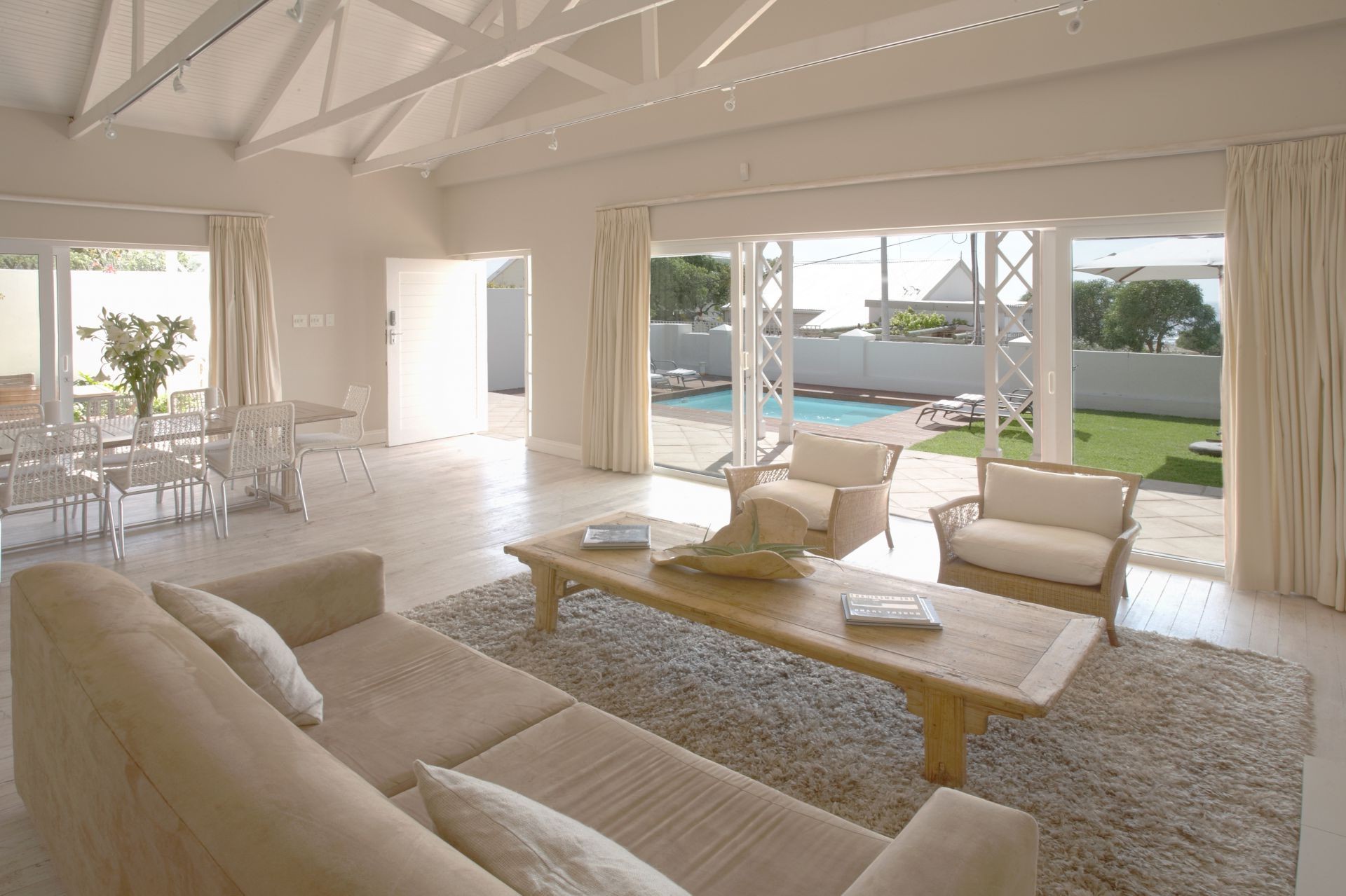 salas de estar muebles habitación ventana interior asiento sofá casa silla mesa casa piso moderno diseño de interiores familia alfombra lujo apartamento lámpara mansión techo