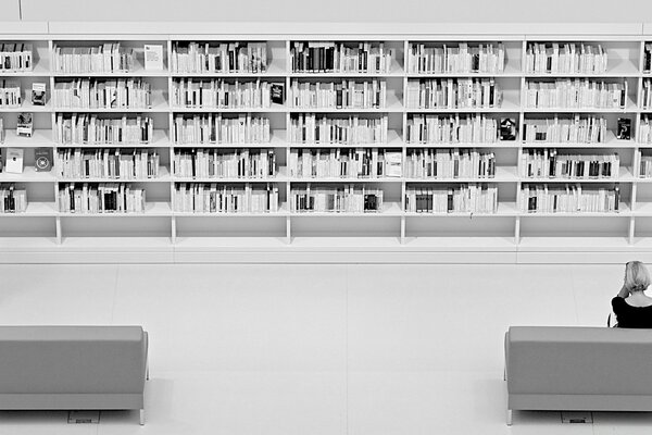 Biblioteca de papel-mundo en blanco y negro