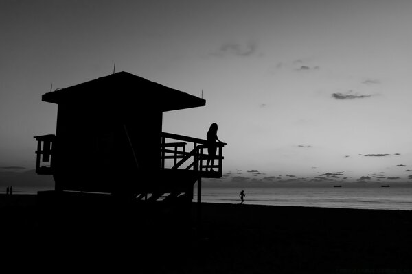 Puesta de sol de playa sobre fondo blanco y negro
