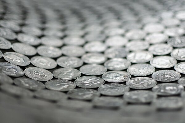 Monedas ordenadas dispersas monocromo