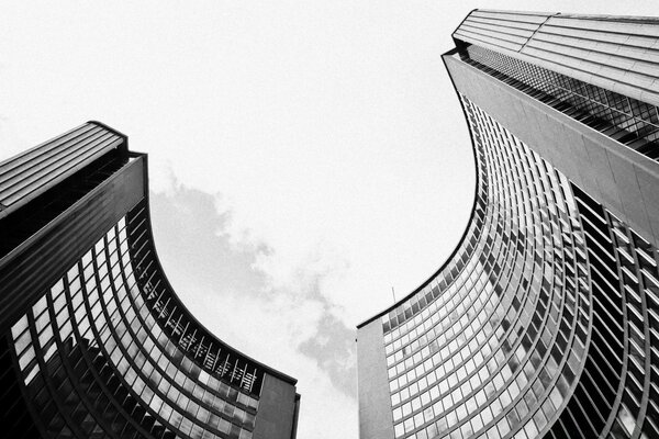Dos rascacielos sobre fondo blanco y negro