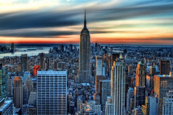 Una ciudad maravillosa en el fondo del cielo de la tarde