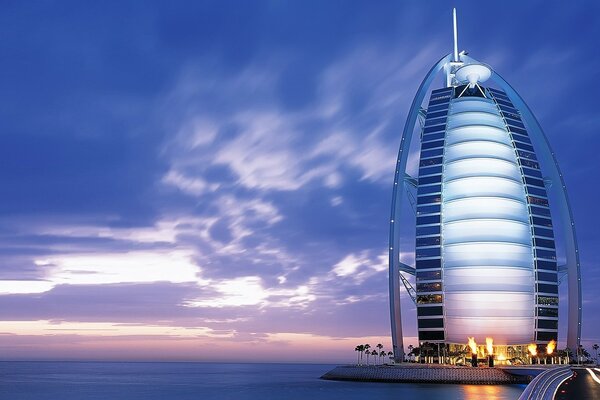 Torre de la vela que sale de la aguja en el cielo al atardecer