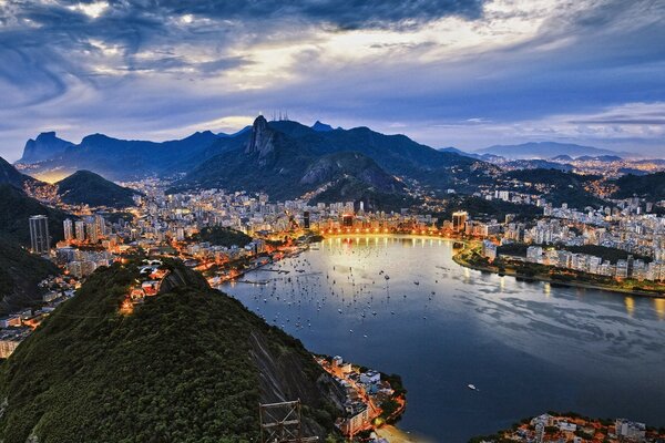 Viajar a una ciudad con un río y montañas