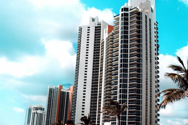 Edificios modernos en un día nublado