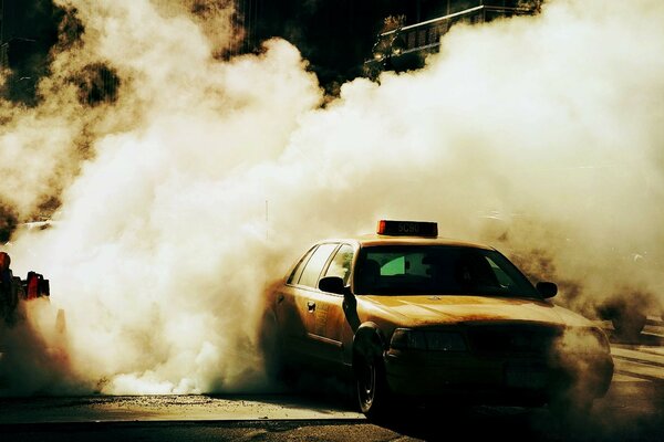 Taxi Ford color amarillo entre dvma blanco