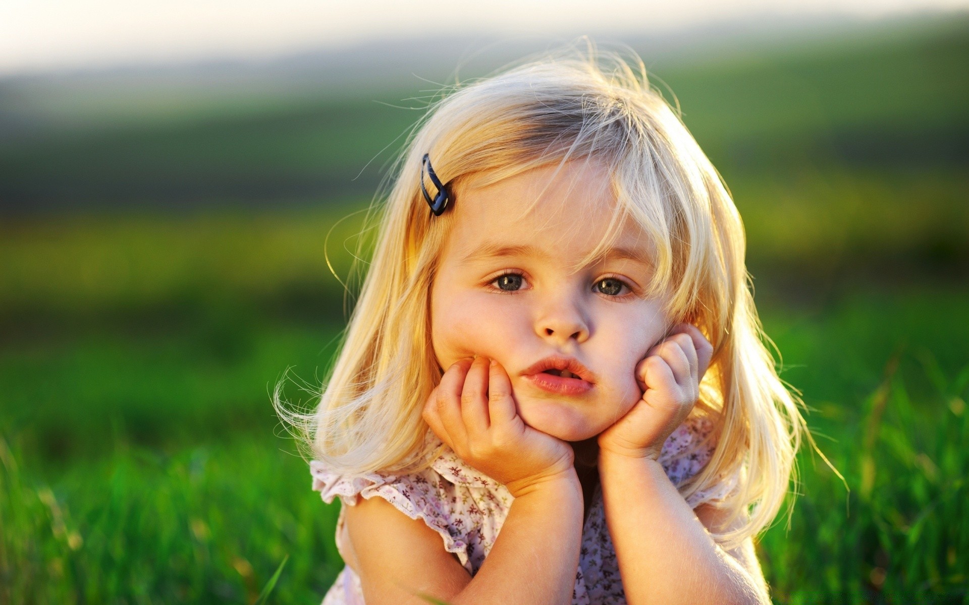 niños hierba verano naturaleza heno bebé rubia campo hermoso alegría lindo parque placer al aire libre felicidad chica ocio sonrisa poco libertad buen tiempo